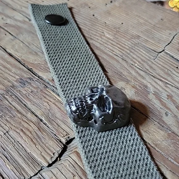 Military Style Skull Cuff Bracelet, unisex - Picture 6 of 6
